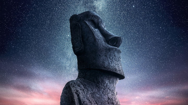 Моаи на фоне звездного неба
