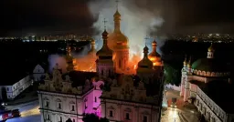 Пожар, возникший 15 июня в результате российского воздушного удара по Киеву, стал очередной "военной раной", нанесенной многовековой Киево-Печерской лавре — самому знаменитому религиозному памятнику украинской столицы